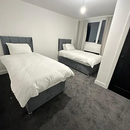 Будинок відпочинку House-sleeps8-parking-garden *