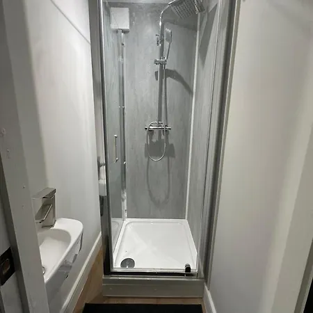 House-sleeps8-parking-garden * Leeds (West Yorkshire)