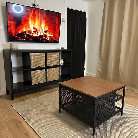 House-sleeps8-parking-garden *