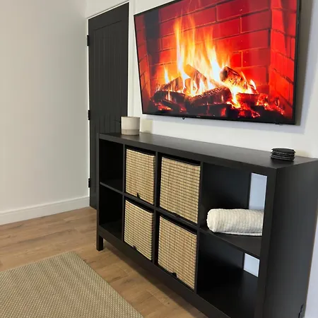 House-sleeps8-parking-garden