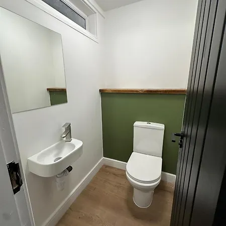 بيت للعطل House-sleeps8-parking-garden ليدز