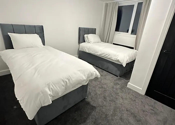 Holiday home House-sleeps8-parking-garden *