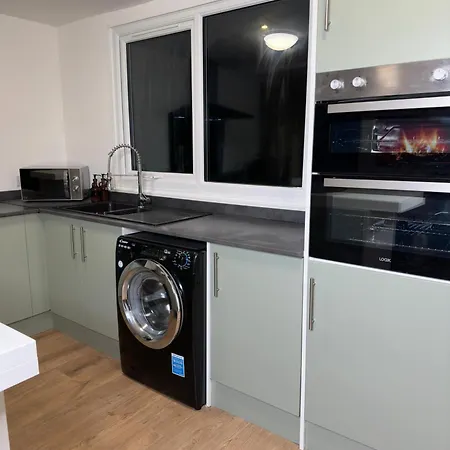 Semesterbostad House-sleeps8-parking-garden *