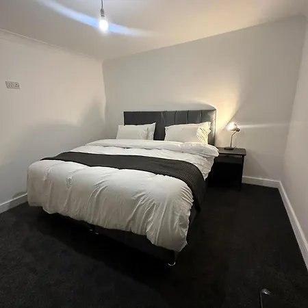 House-sleeps8-parking-garden * Leeds (West Yorkshire)
