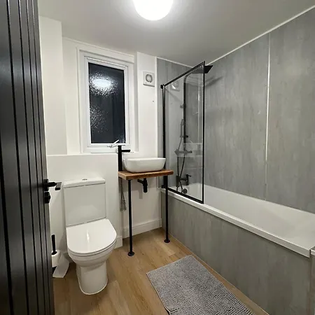 Semesterbostad House-sleeps8-parking-garden Leeds (West Yorkshire)