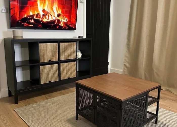 House-sleeps8-parking-garden *